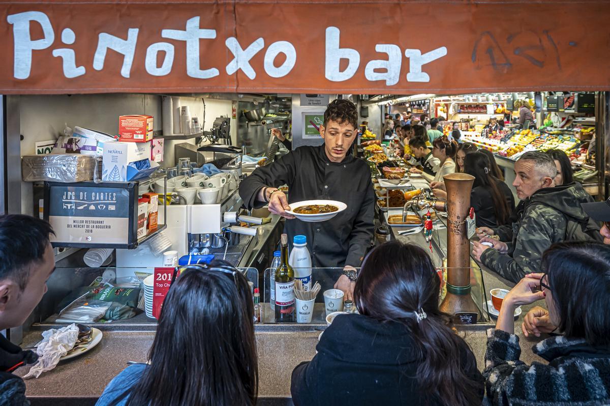 La jueza ordena al nuevo operador del bar Pinotxo de la Boqueria dejar de usar ese nombre comercial