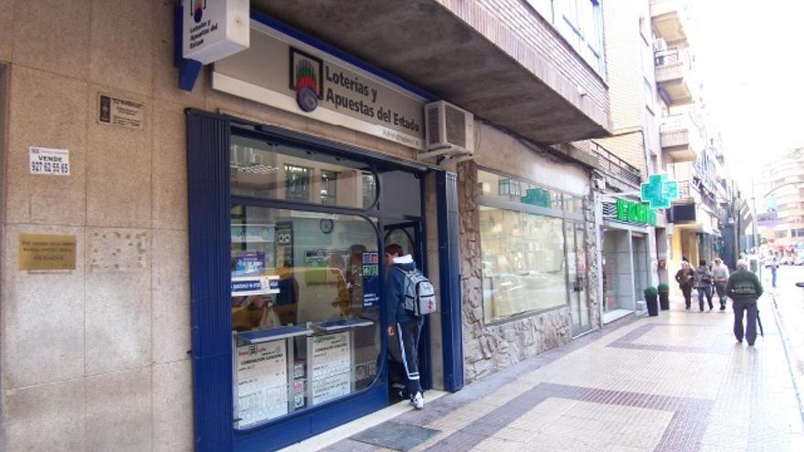 Administración de loterías en la calle Gil Cordero de Cáceres.