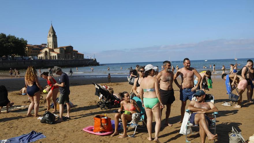 Gijón sofoca la ola de calor con chapuzones en el Cantábrico: &quot;Es un paraíso para poder disfrutar&quot;