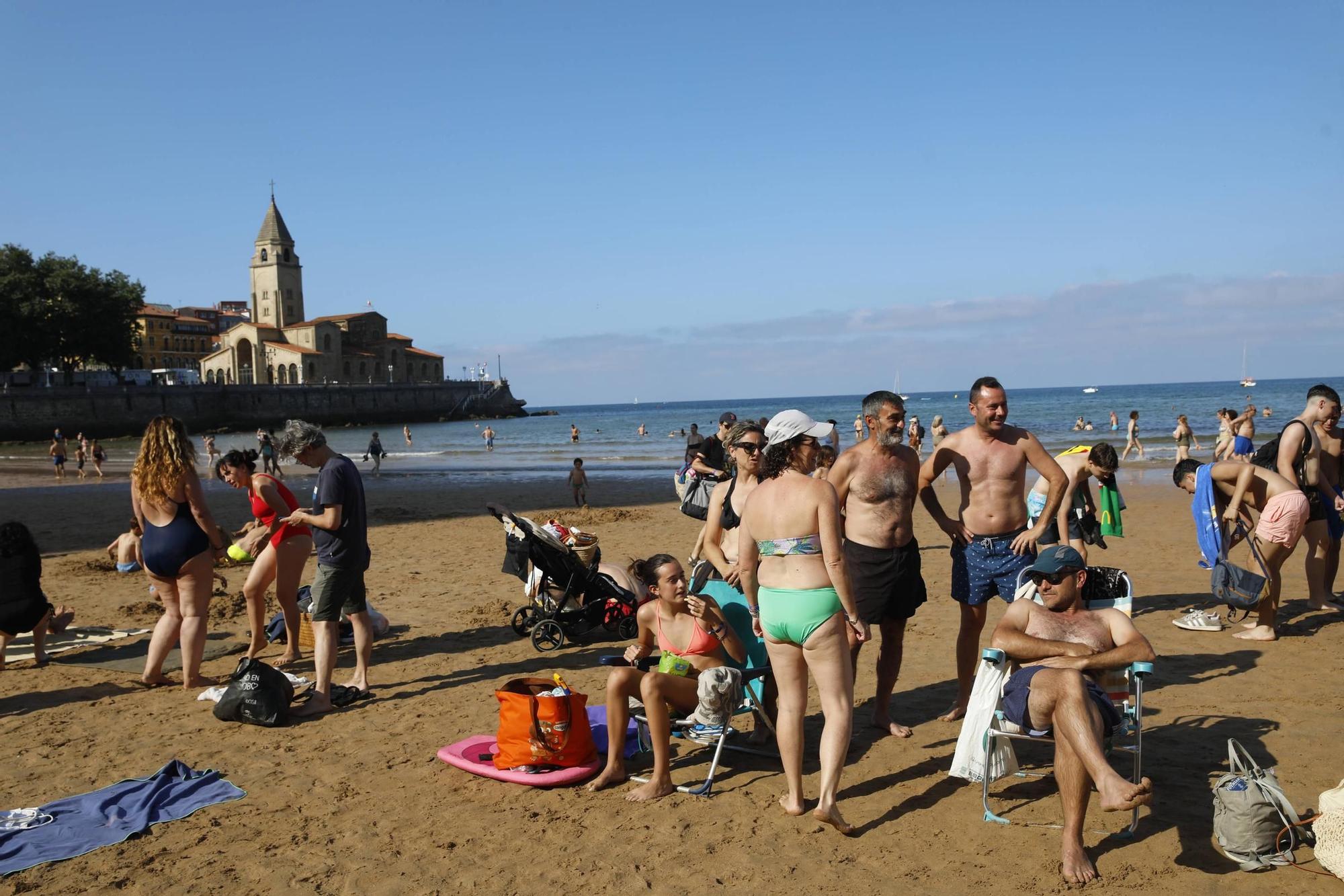Gijón sofoca la ola de calor a remojo (en imágenes)