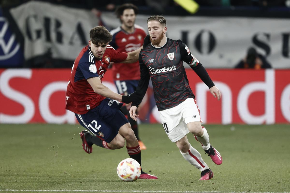 PAMPLONA, 01/03/2023.- El centrocampista del Athletic Iker Muniain (d) trata de escapar de Abde Ezzalzouli, de Osasuna, durante el partido de ida de las semifinales de la Copa del Rey que Osasuna y Athletic disputan este miércoles en el estadio de El Sadar, en Pamplona. EFE/Jesús Diges