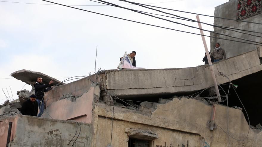 Palestinos investigan las viviendas afectadas tras una redada de las Fuerzas de Defensa de Israel en Cisjordania