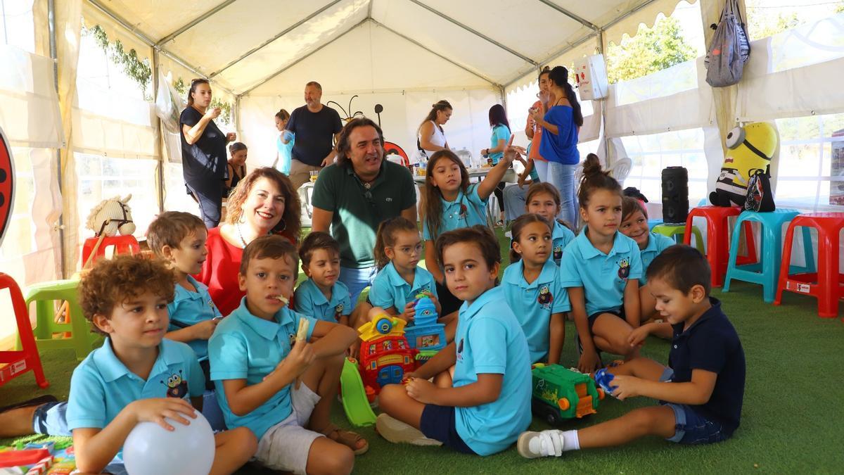 Eva Contador y Antonio Torcuato posan este domingo con niños y niñas usuarios del espacio de respiro familiar.