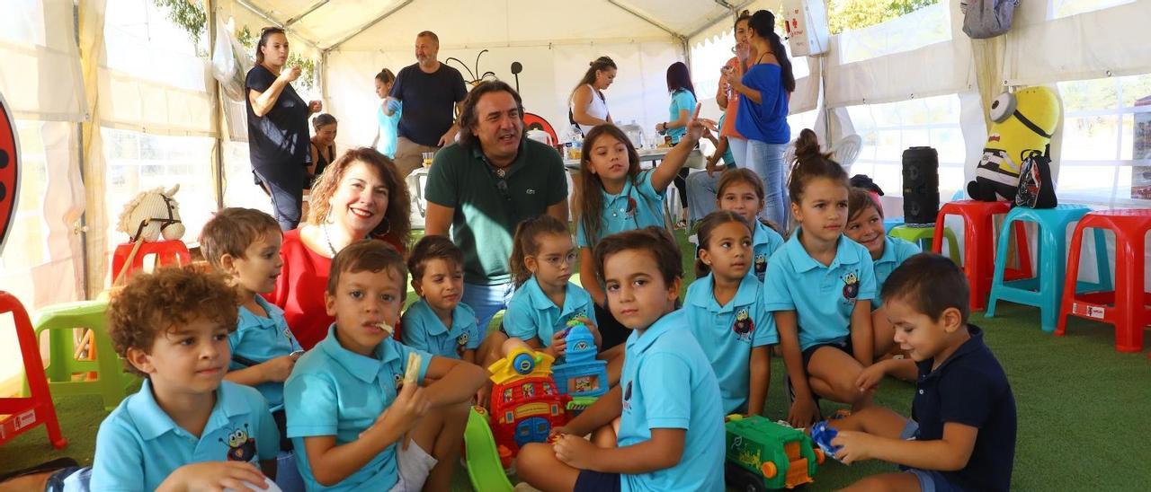 Eva Contador y Antonio Torcuato posan este domingo con niños y niñas usuarios del espacio de respiro familiar.