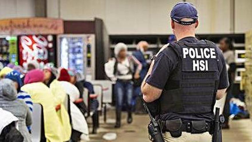 Un agent d&#039;immigració controla part dels 680 detinguts a Mississipí
