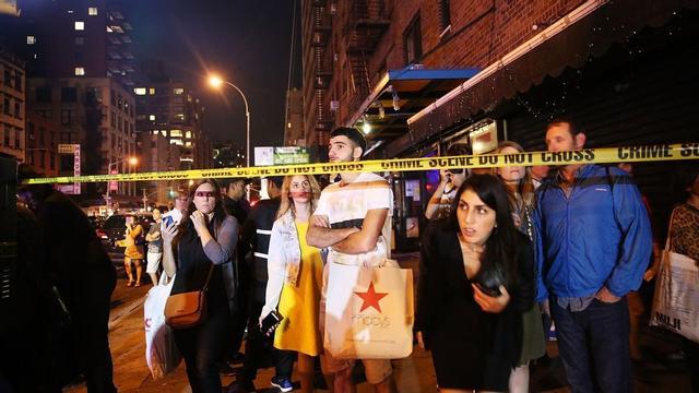 Vecinos y curiosos, detrás del cordón de seguridad, cerca del lugar de la explosión.