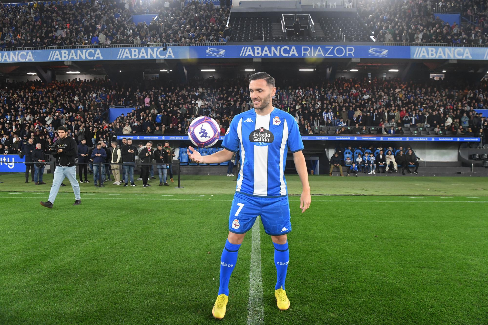 Riazor aclama a Lucas Pérez en su presentación