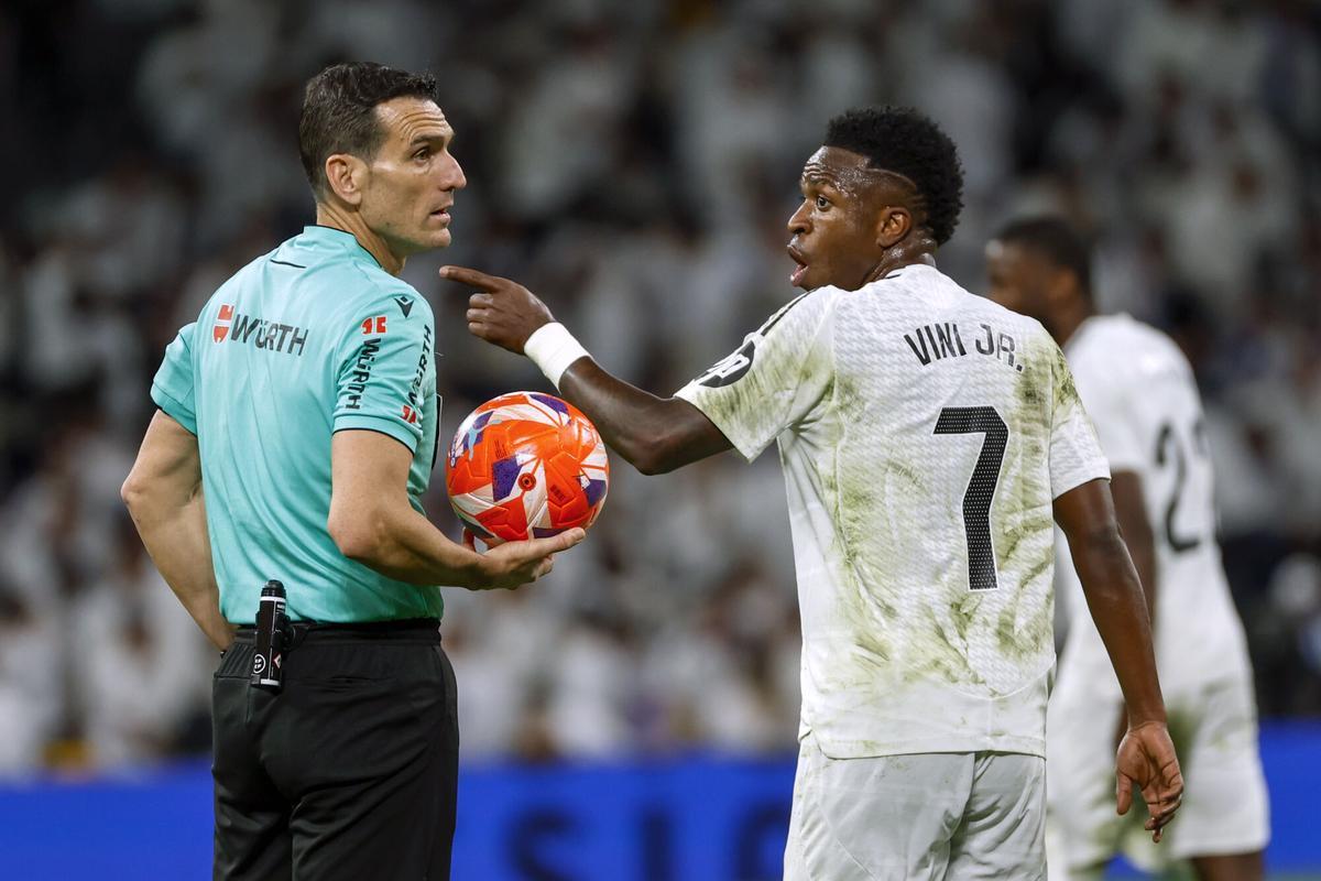 Vinicius discute con Martínez Munuera en el Real Madrid - Athletic Club