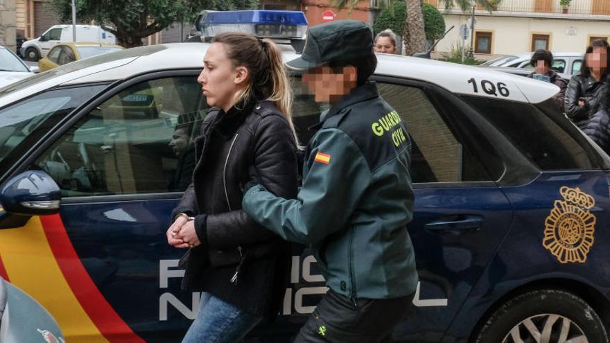 La acusada conducida por la Guardia Civil al Juzgado de Elda