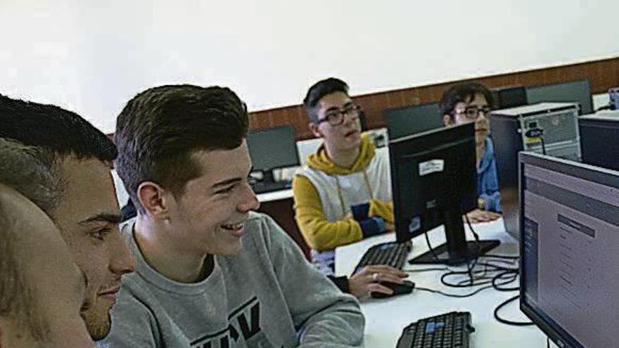 Los participantes del concurso Starinnova, en el instituto Poeta Claudio Rodríguez.