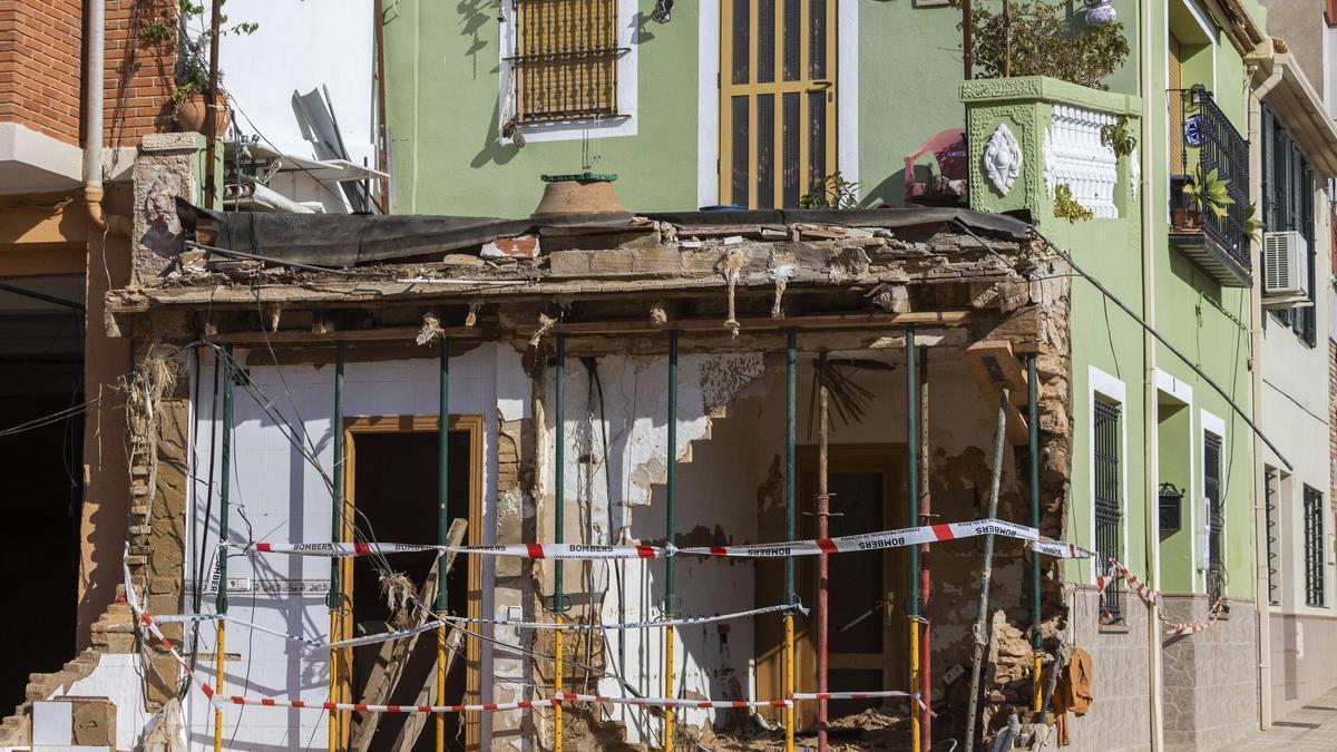 Destrozos causados por la riada en una vivienda con planta baja en Paiporta.