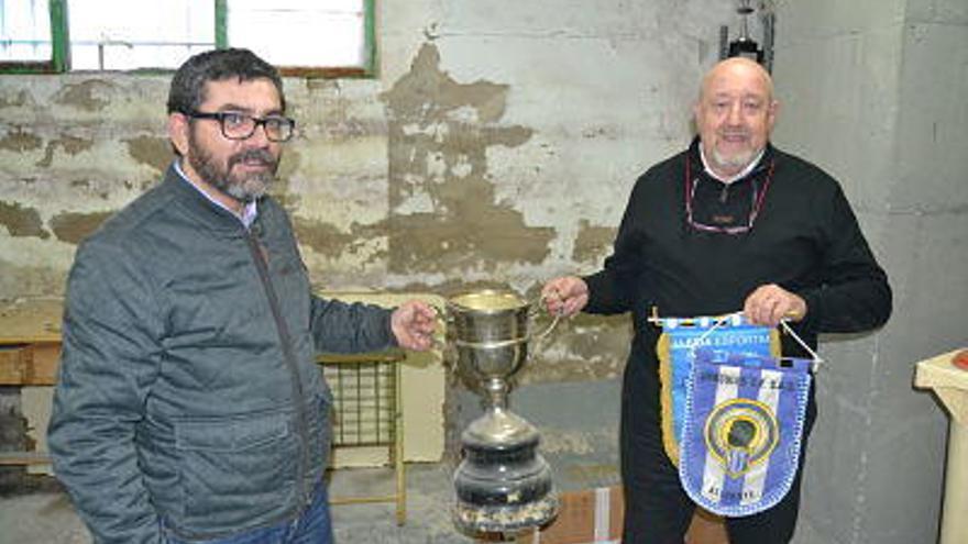 Esquembre y Maestre con varios objetos maltrechos del Eldense.