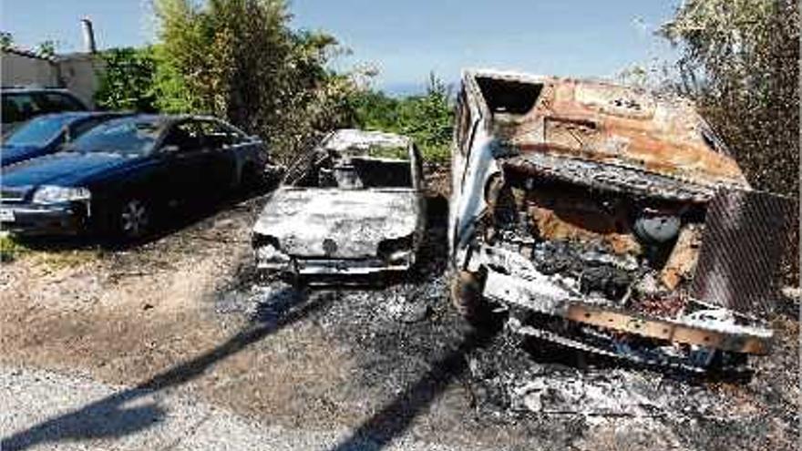 Investiguen l&#039;incendi  de dos cotxes i d&#039;una furgoneta als Caputxins