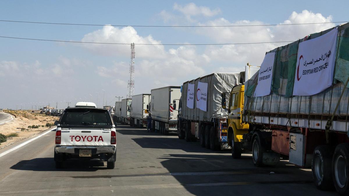 Camiones con ayuda humanitaria para Gaza, en la frontera egipcia de Rafah.