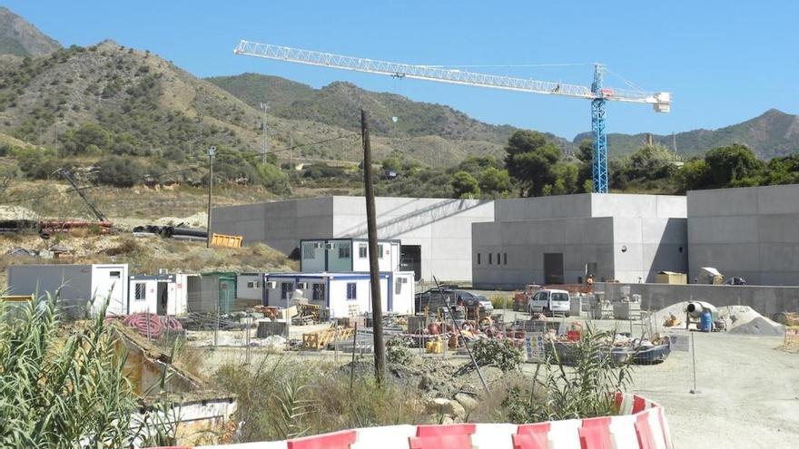 Las obras de la futura depuradora nerjeña, la única que resta por construir en el litoral, se han reanudado después de casi un año detenidas.