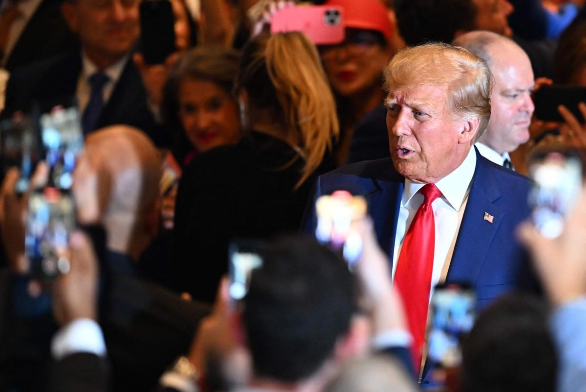 El expresidente de los Estados Unidos, Donald Trump, llega para hablar durante una conferencia de prensa luego de su comparecencia ante el tribunal.