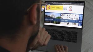 zentauroepp53506075 un home mirant la p gina web del servei estatal p blic d ocu200527164121