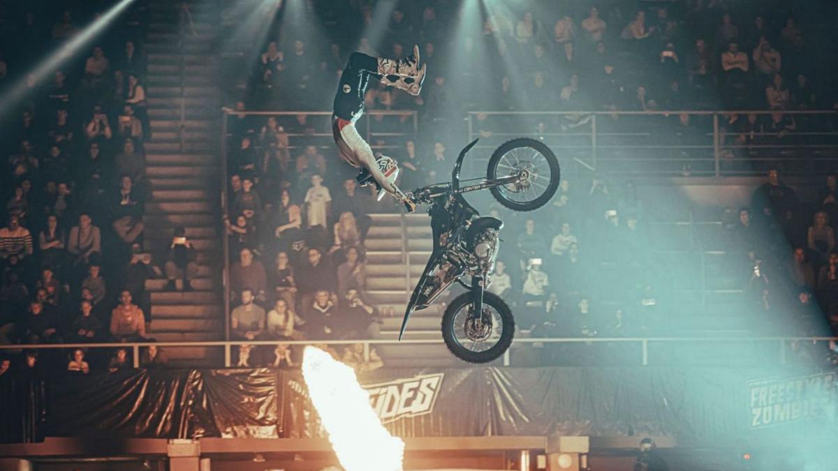 Momento en el que uno de los motoristas de la primera edición del Freestyle Zombies realiza una acrobacia en el Arena . | | LP/DLP