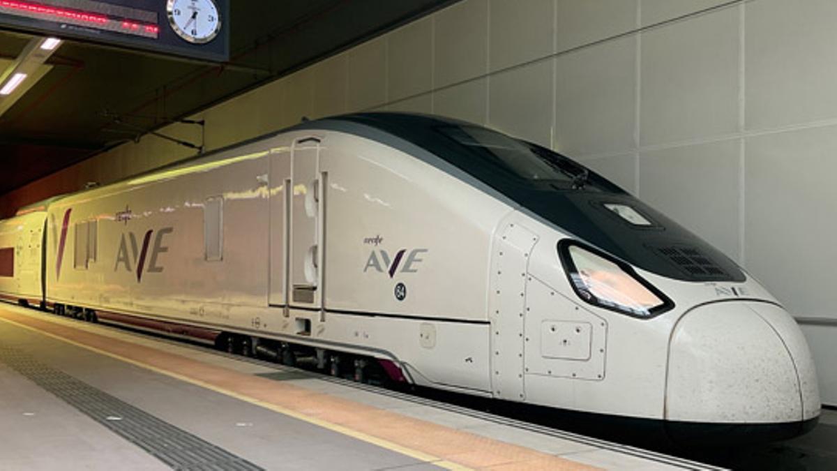 Un tren de la serie Avril en la estación de Oviedo.