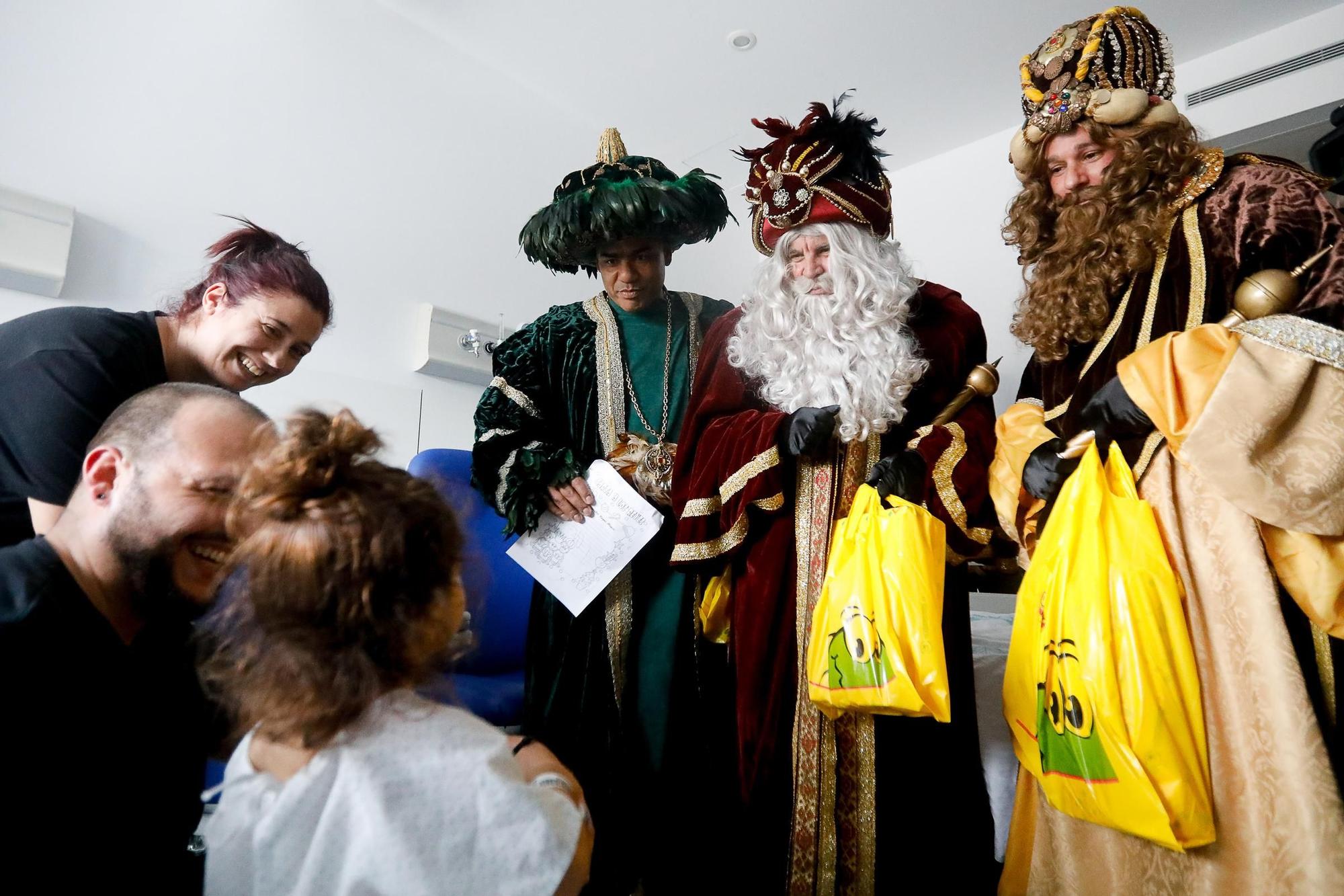 Los Reyes Magos visitan el hospital Can Misses (2024)