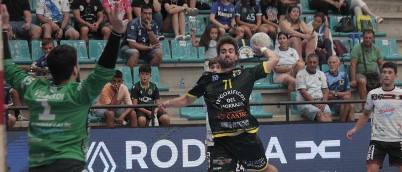 Carlos Vilanova en una acción de un partido de la fase final de la Supercopa Galicia. |  // SANTOS ÁLVAREZ
