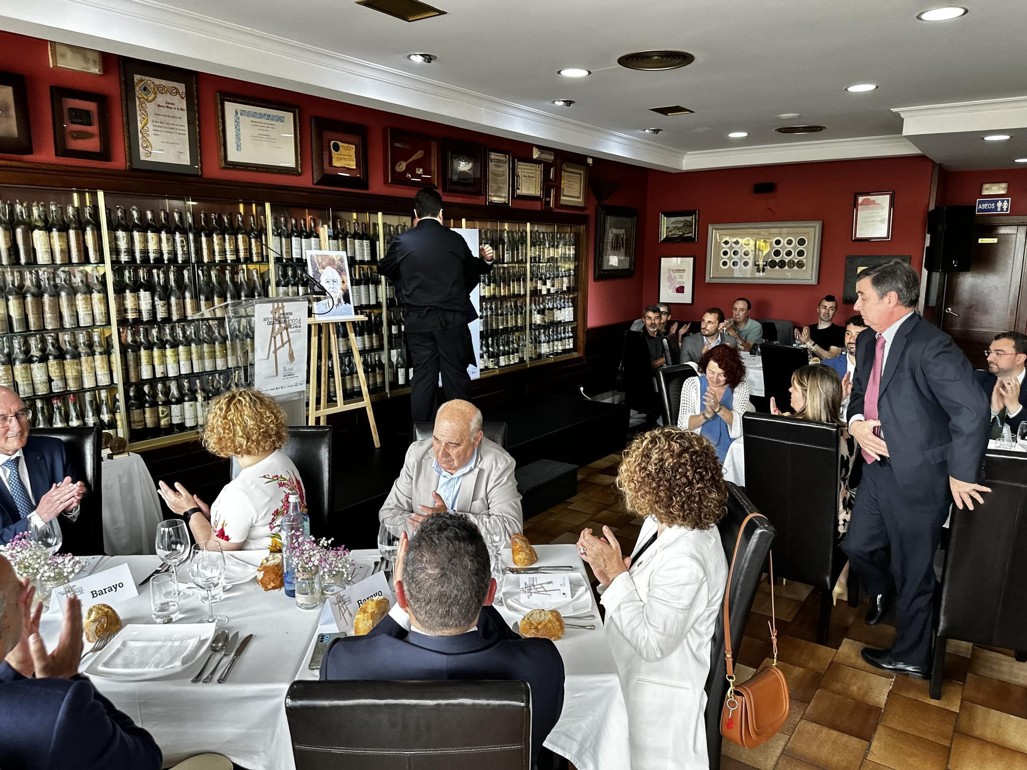 EN IMÁGENES: El homenaje póstumo al hostelero Álvaro López en su casa y coincidiendo con la Bienal de Arte