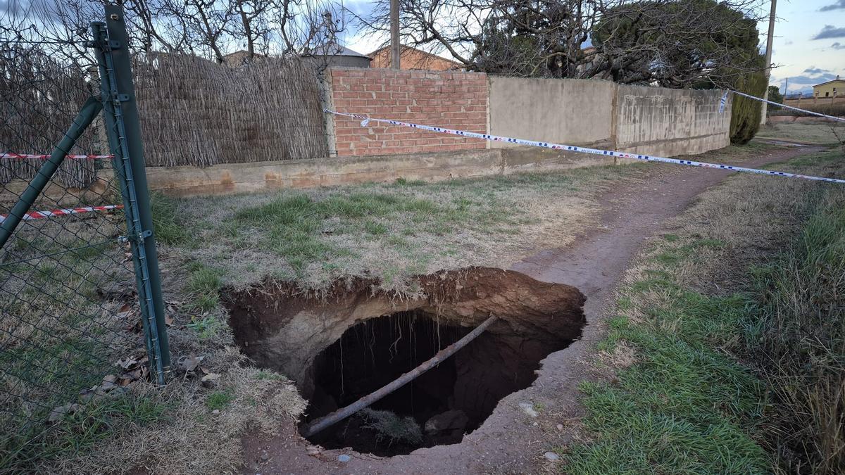 El forat fa dos metres de diàmetre per dos de fondària