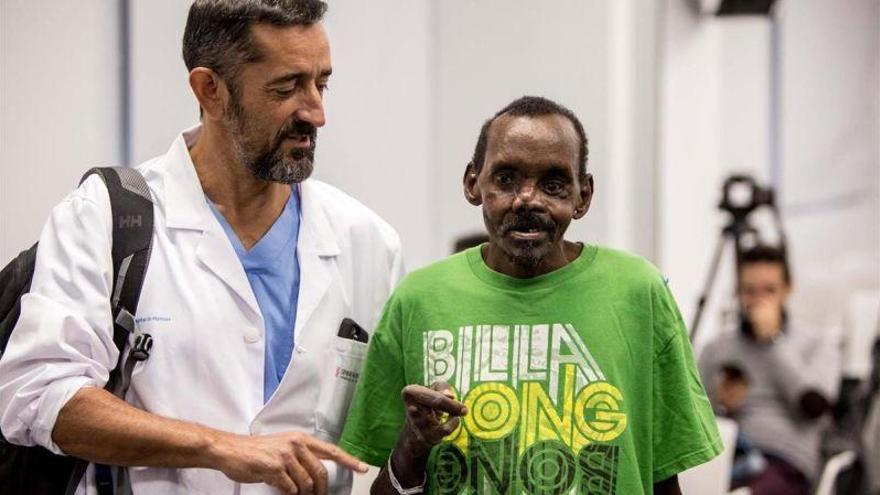 El cirujano Pedro Cavadas reconstruye el rostro y la mano a un keniano atacado por una hiena