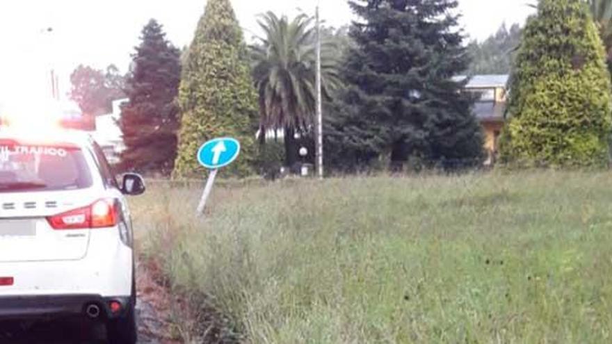 Conduce sin carné, se sale de la vía dañando señalización y se da a la fuga en Bergondo