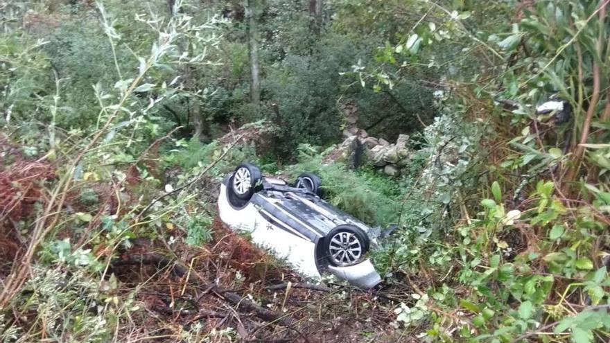 El coche apareció volcado y sin conductor en la subida al Zondal.