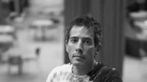"A casa, no es permetel mòbil a taula"