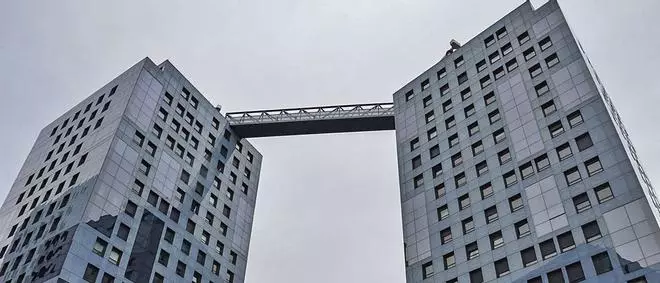 Los aficionados al salto base apoyan a los “paracas” de las torres de Montenuño en Oviedo: “No es un crimen”