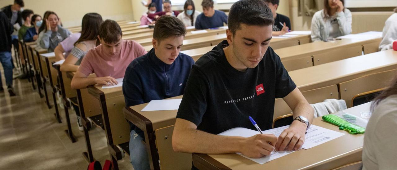 Varios alumnos comienzan las pruebas de la EBAU en la Escuela Politécnica. |