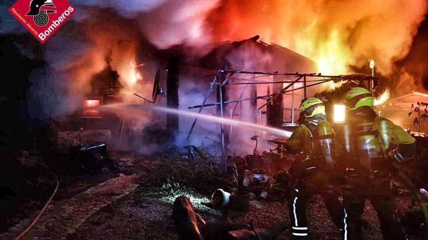 Un grave incendio calcina una casa de madera en un camping ilegal de Benidoleig y deja un fallecido