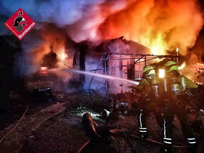 Un grave incendio calcina una casa de madera en un camping ilegal de Benidoleig y deja un fallecido