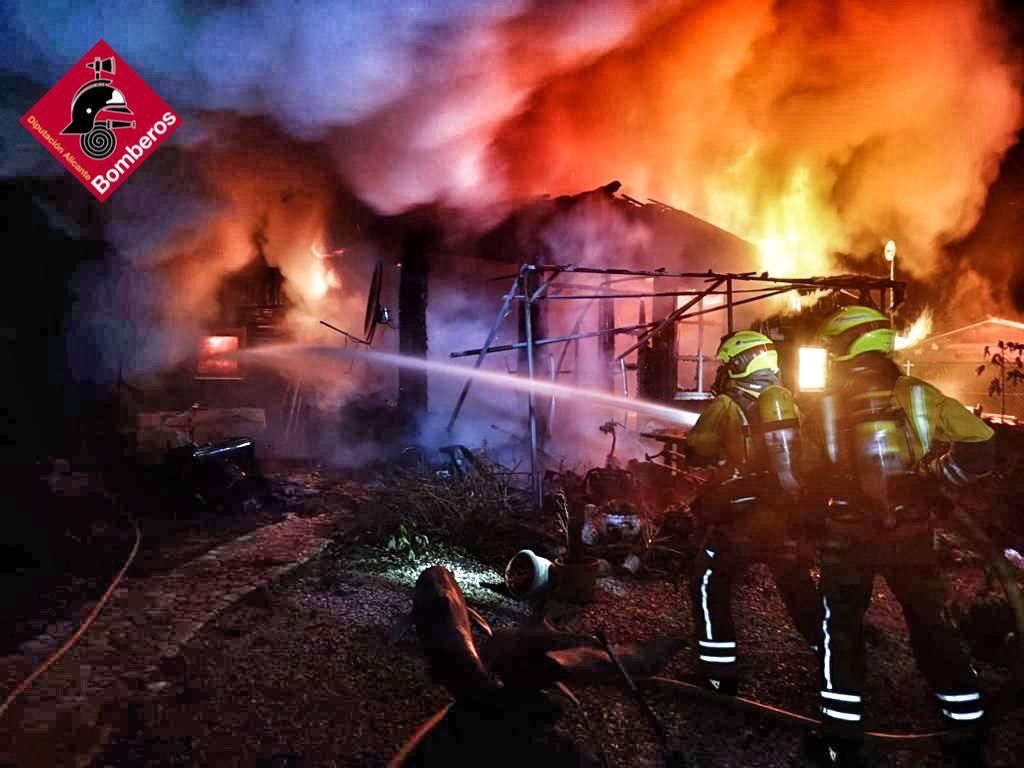 Un grave incendio calcina una casa de madera en un camping ilegal de Benidoleig y deja un fallecido