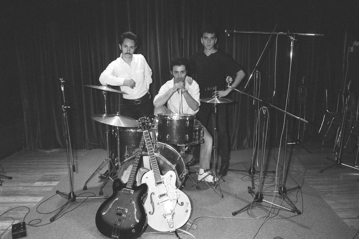 Edi Clavo, a la batería, con Ferni Presas (izda.) y Jaime Urrutia, sus compañeros en Gabinete Caligari, en los años 80.