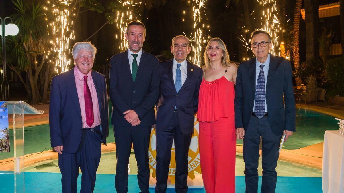 El alcalde y el presidente del Rotary Club acompañados de los exalcaldes Manolo Rodríguez, Mercedes Alonso y Diego Maciá