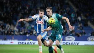 Robertó Fernández pelea un balón durante el Espanyol-Alavés