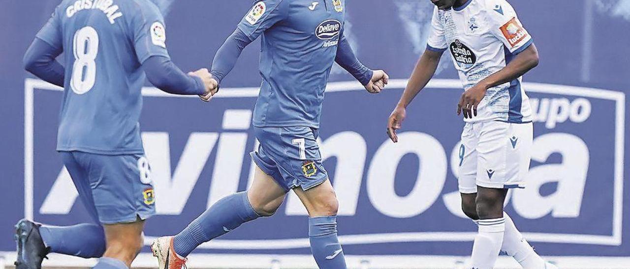 Hugo Fraile celebra el gol conseguido con el Fuenlabrada ante el Deportivo de La Coruña.