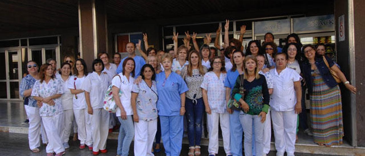 Auxiliares de enfermería del complejo hospitalario Insular Materno - Infantil, ayer, en la puerta del Materno, en protesta por el examen de la OPE.