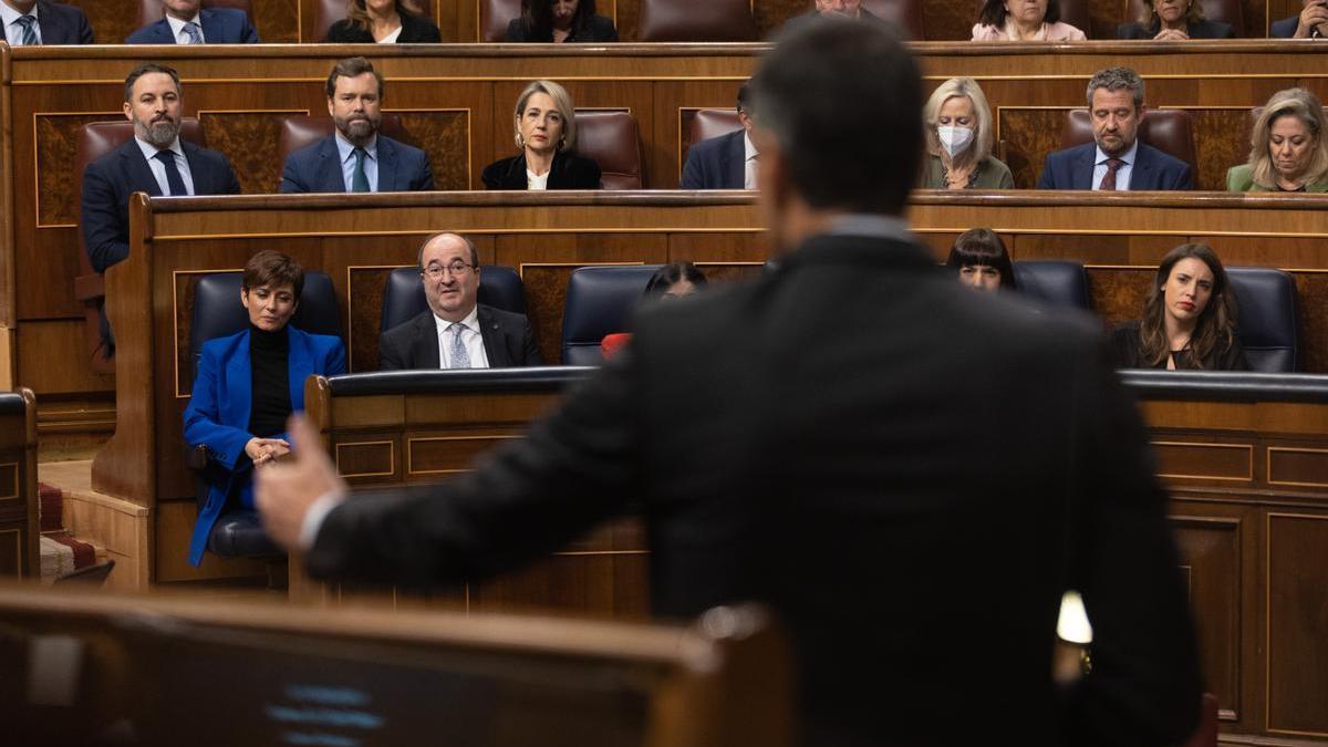 El presidente del Gobierno, Pedro Sánchez, en el hemiciclo, frente a los escaños de Vox y del PP.