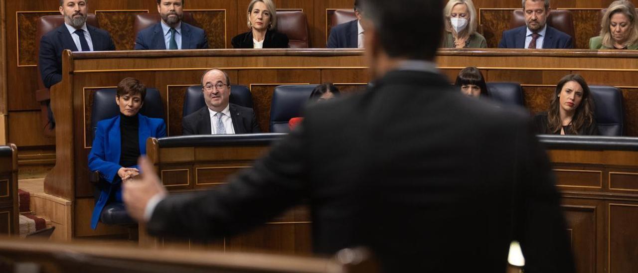 El presidente del Gobierno, Pedro Sánchez, en el hemiciclo, frente a los escaños de Vox y del PP.