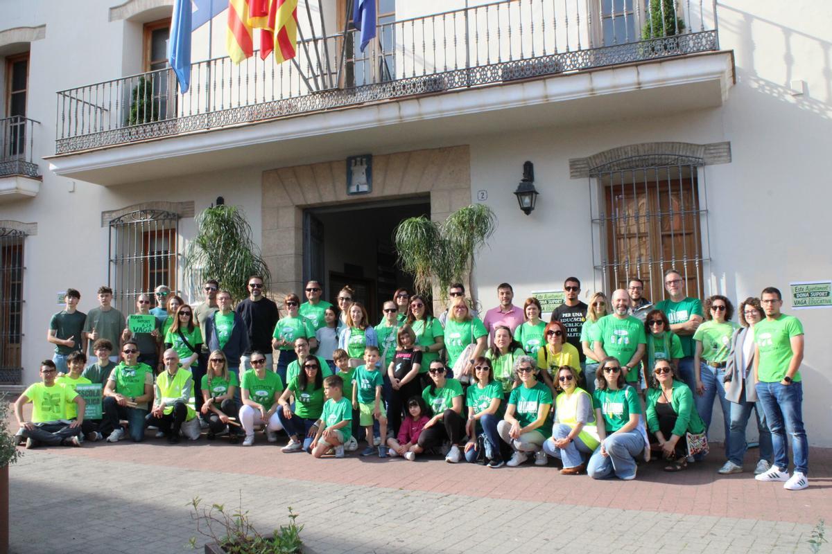 Los docentes con el alcalde y los cocnejales del gobierno de Ondara