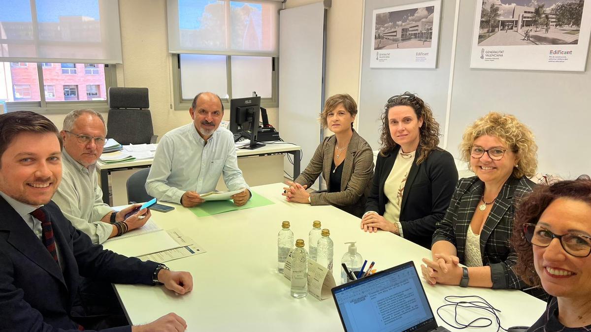 Reunión entre representantes del ayuntamiento y de la Conselleria d'Educació.