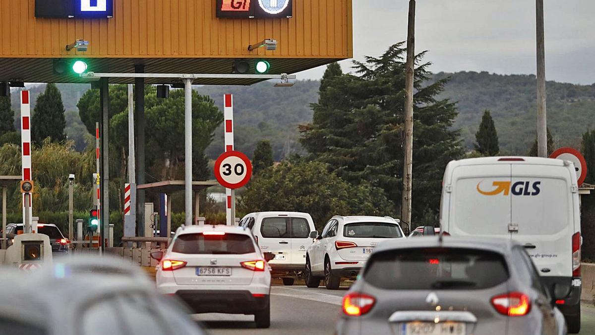 Congregació de vehicles abans de creuar el peatge de l’autopista AP-7.