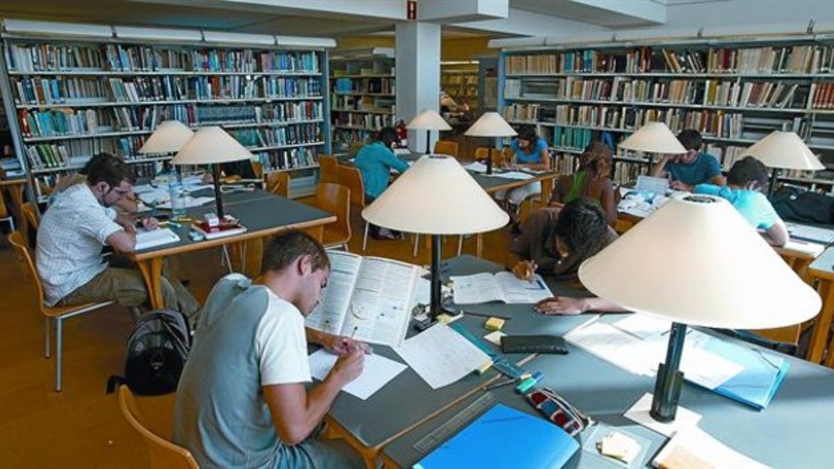 Preparación Varios estudiantes, en la biblioteca de la Facultat de Medicina del Hospital Clínic de Barcelona.