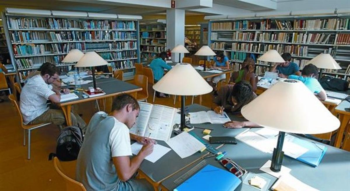 Preparació Diversos estudiants, a la biblioteca de la Facultat de Medicina de l’Hospital Clínic de Barcelona.