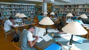 Preparació Diversos estudiants, a la biblioteca de la Facultat de Medicina de l’Hospital Clínic de Barcelona.