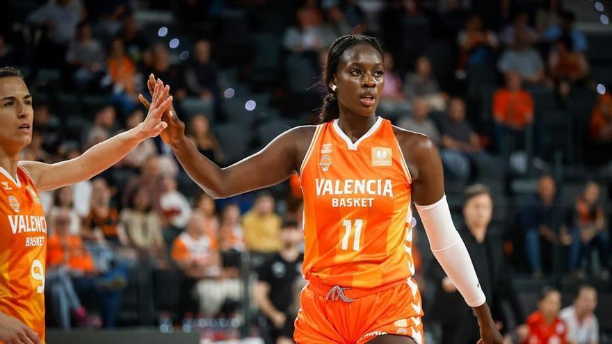 El Roig Arena recibió con cariño a Awa Fam tras triunfar en el draft